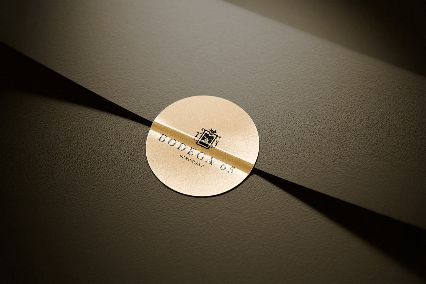 Etikett „Bodega 65“ als selbstklebendes Mockup – Verpackungsdesign von Indigo Estudio Mallorca