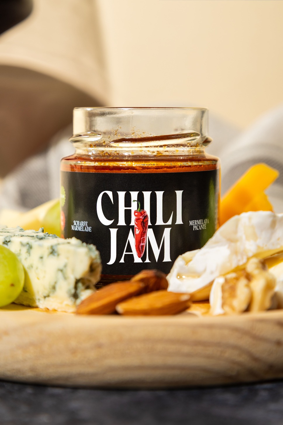 Chili-Jam-Flasche auf einem Tisch – Produktfoto von Steven Moreno, Indigo Estudio