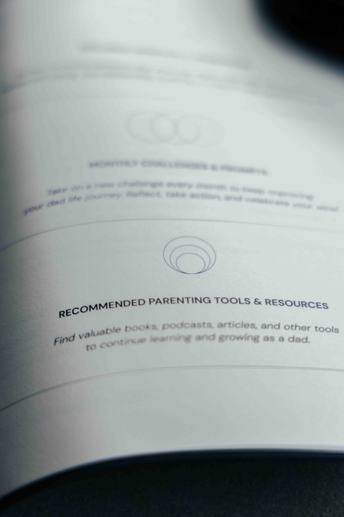 Detailansicht der Seite „Reflexion“ aus „Dad's Journal“ – minimalistisches redaktionelles Design von Indigo Estudio