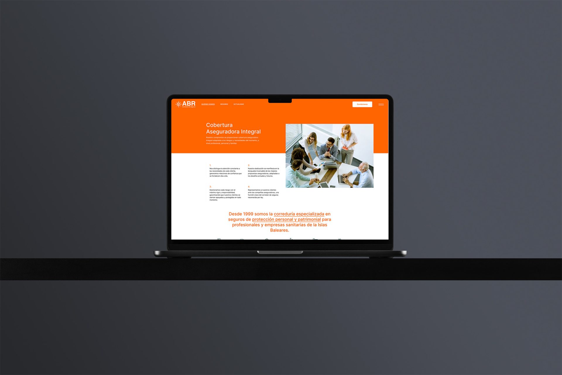 ABR Seguros-Website als Mockup auf einem MacBook Air – Design von Indigo Estudio