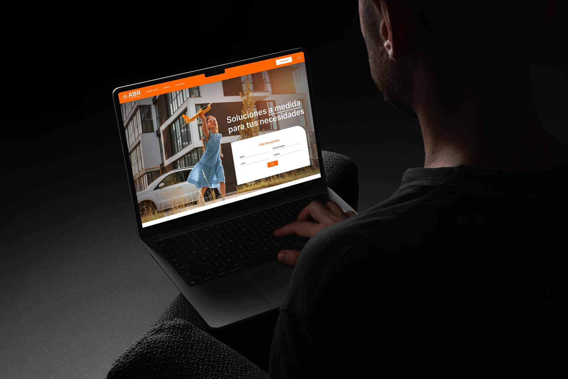 Responsive Website von ABR Seguros auf einem MacBook — Indigo Estudio