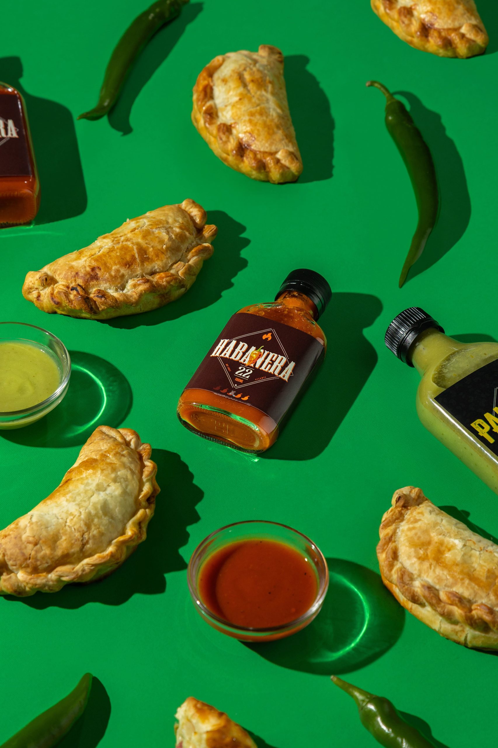 Eine Flasche Maxi's-Chilisauce bei einem Produkt-Shooting – Foto: Steven Moreno