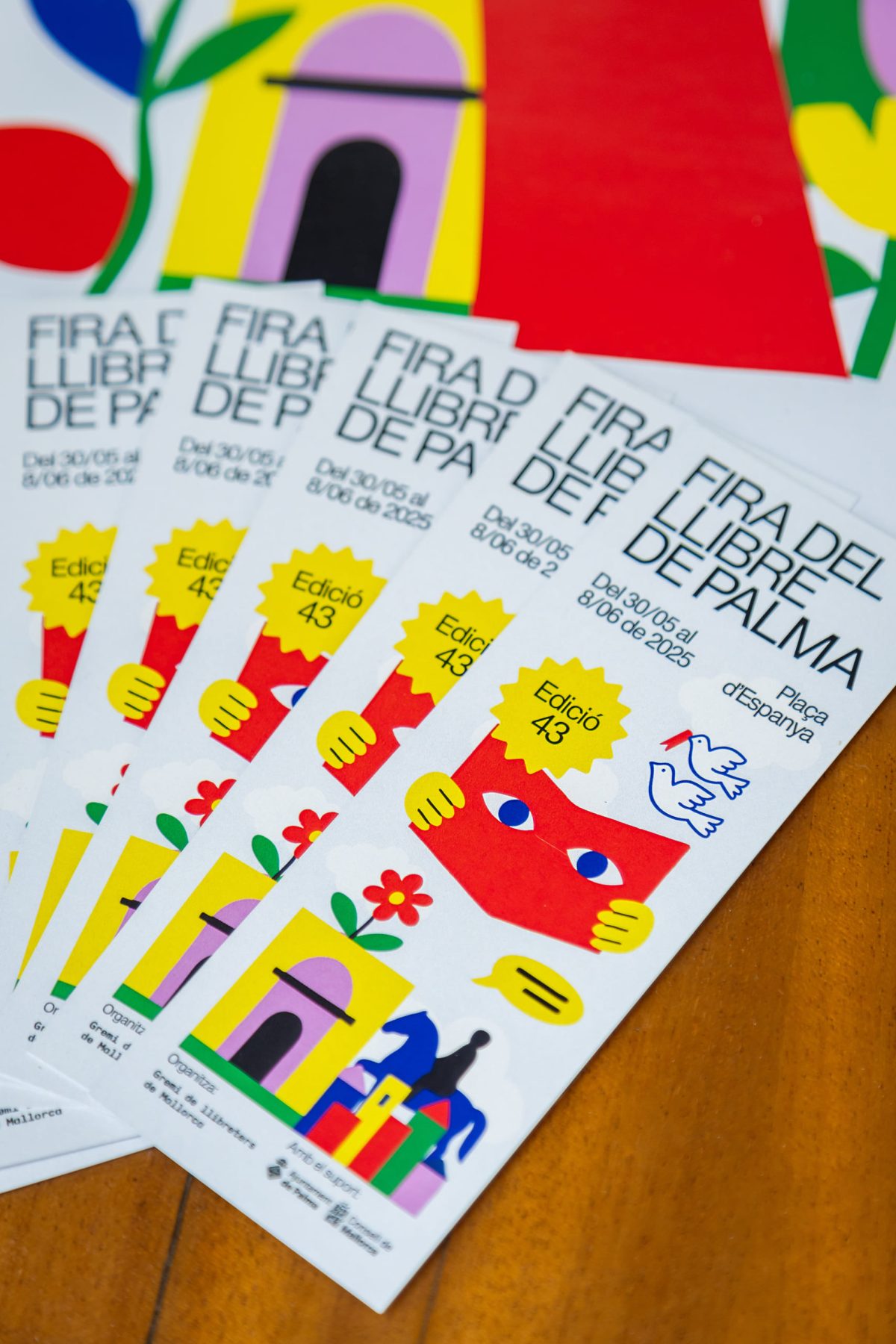 Visuelle Identität der Buchmesse Palma 2025 – Hand, die ein Bilderbuch hält